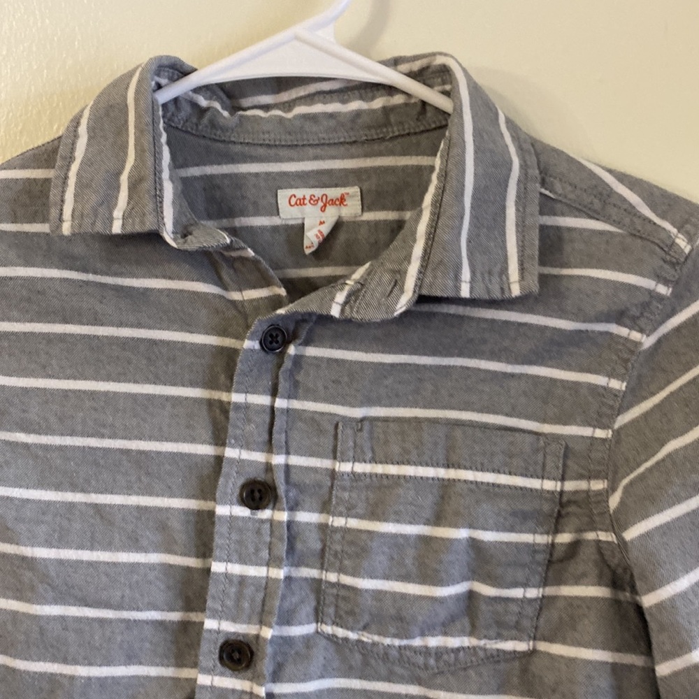 A1491 Cat & Jack, kids medium long sleeve button up - Picture 4 of 13